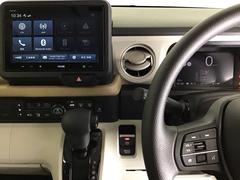 純正ディスプレイオーディオが装備されています。スマホとケーブルで連携するとアップルカープレイやアンドロイドオートなど便利なナビ機能が使えます。行き先検索は音声コマンドに話しかけるだけで検索できます 3