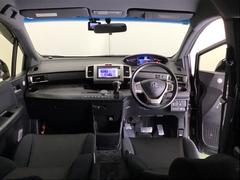 パーキングブレーキはフット式なので運転席と助手席の間はすっきり、移動も楽々です。さっと手が届く位置にＡＴセレクトレバーやエアコンスイッチなどがあり操作性に優れています 2