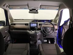 パーキングブレーキはフット式なので運転席と助手席の間はすっきり、移動も楽々です。さっと手が届く位置にＡＴセレクトレバーやエアコンスイッチなどがあり操作性に優れています 2