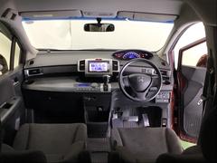 パーキングブレーキはフット式なので運転席と助手席の間はすっきり、移動も楽々です。さっと手が届く位置にＡＴセレクトレバーやエアコンスイッチなどがあり操作性に優れています 2