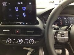 ホンダ純正メモリーナビ搭載なので、遠方へのドライブもお任せ下さい！ステアリング左手側にオーディオ関連のコントロールスイッチを配置しています。操作時は視線を逸らすことなく運転に集中できます 3