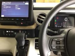 ホンダ純正メモリーナビ搭載なので、遠方へのドライブもお任せ下さい！ステアリング左手側にオーディオ関連のコントロールスイッチを配置しています。操作時は視線を逸らすことなく運転に集中できます 3