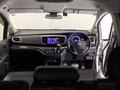パーキングブレーキはフット式なので運転席と助手席の間はすっきり、移動も楽々です。さっと手が届く位置にＡＴセレクトレバーやエアコンスイッチなどがあり操作性に優れています 2