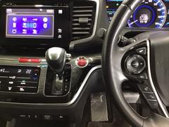 ホンダ純正メモリーナビ搭載なので、遠方へのドライブもお任せ下さい！ステアリング左手側にオーディオ関連のコントロールスイッチを配置しています。操作時は視線を逸らすことなく運転に集中できます 3