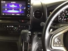 ホンダ純正メモリーナビ搭載なので、遠方へのドライブもお任せ下さい！ステアリング左手側にオーディオ関連のコントロールスイッチを配置しています。操作時は視線を逸らすことなく運転に集中できます 3