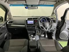 ドライバーを中心に自然に手が届く位置にＡＴセレクトレバーやエアコン、様々な操作スイッチなどを配置、操作性に優れています 2