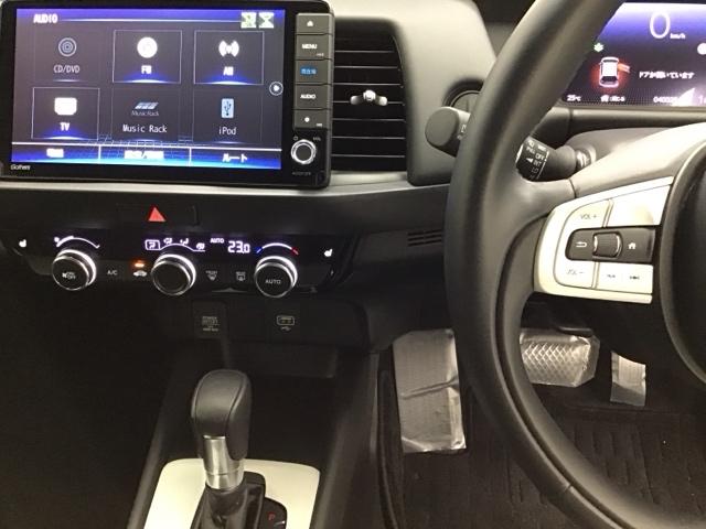 フィット ｅ：ＨＥＶリュクス　ドラレコ　ナビ　Ｒカメラ　ブルートゥース　ＥＴＣ付き　カーテンエアバック　スマキ　ＡＡＣ　Ｓヒーター　衝突軽減ブレーキ　パーキングセンサー　フルセグテレビ　ＬＥＤライト　ＤＶＤ　キーレス　整備記録簿（3枚目）