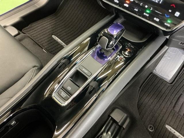 ヴェゼル ハイブリッドＺ　Ｒカメ　スマキー　革　ＬＥＤランプ　ＥＴＣ付　整備記録簿　シ－トヒ－タ－　サイドカーテンエアバック　運転席助手席エアバッグ　ＶＳＡ　パワーステアリング　フルオートエアコン　キーフリ（17枚目）