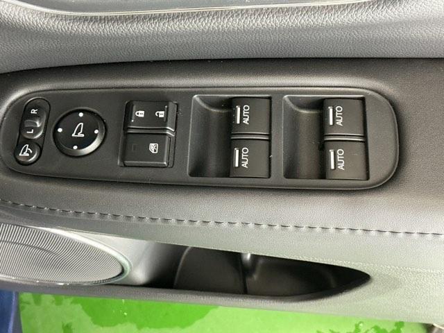 ヴェゼル ハイブリッドＺ　Ｒカメ　スマキー　革　ＬＥＤランプ　ＥＴＣ付　整備記録簿　シ－トヒ－タ－　サイドカーテンエアバック　運転席助手席エアバッグ　ＶＳＡ　パワーステアリング　フルオートエアコン　キーフリ（62枚目）