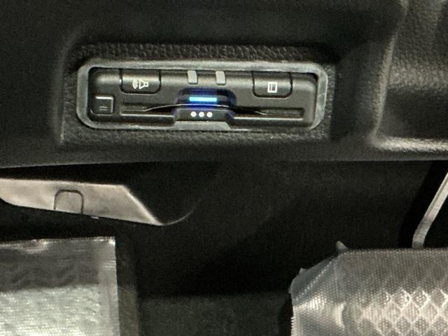 ヴェゼル ｅ：ＨＥＶＺ　ドラレコ　ナビ　Ｒカメラ　ブルートゥース　衝突回避支援ブレーキ機能　スマキ　Ｐトランク　フルオートエアコン　Ｄレコ　エアバッグ　両席エアバック　記録簿付　パワーウィンドウ　ＬＥＤランプ　ソナー　ＵＳＢ（15枚目）