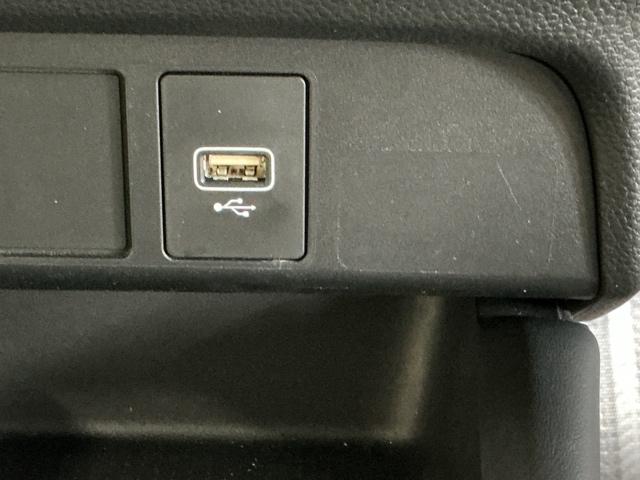 フィット ホーム　ナビ　Ｒカメラ　ＥＴＣ　フルセグ　衝突軽減ブレーキ　リアカメ　ＬＥＤライト　オートライト　クリアランスソナー　記録簿付　エアバッグ　ｉストップ　スマ－トキ－　盗難防止装置　Ｗエアバック　ＵＳＢポート（17枚目）
