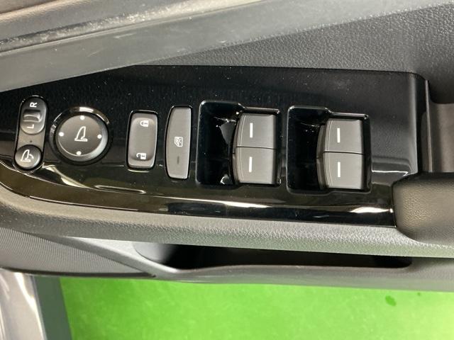 ヴェゼル ｅ：ＨＥＶＺ　ドラレコ　ナビ　Ｒカメラ　ブルートゥース　衝突回避支援ブレーキ機能　スマキ　Ｐトランク　フルオートエアコン　Ｄレコ　エアバッグ　両席エアバック　記録簿付　パワーウィンドウ　ＬＥＤランプ　ソナー　ＵＳＢ（67枚目）