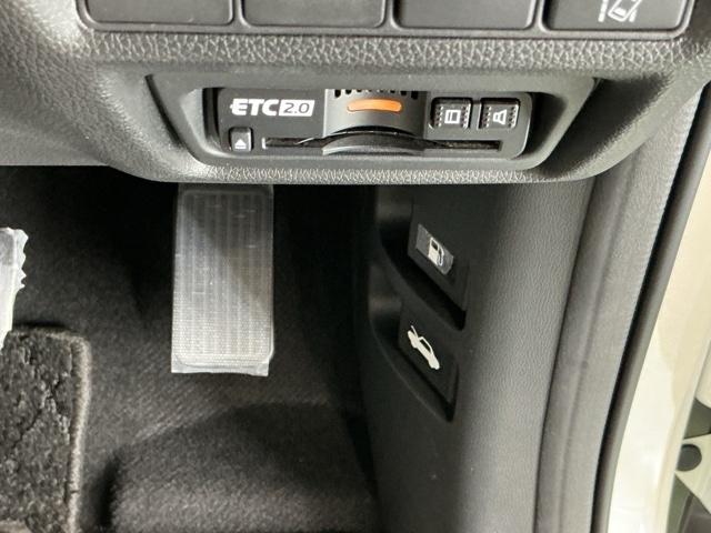 ステップワゴンスパーダ スパーダホンダセンシング ナビ Rカメラ 後席モニター フルセグ 盗難防止 助手席エアバッグ Wパワスラ 記録簿有 地デジ LEDライト 横滑り防止システム オートエアコン リアカメラ USB 三列シート アイドリングS(14枚目)