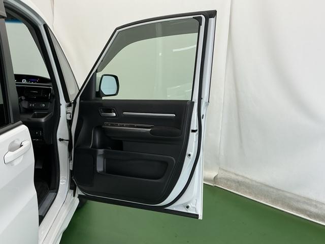 ステップワゴンスパーダ スパーダホンダセンシング ナビ Rカメラ 後席モニター フルセグ 盗難防止 助手席エアバッグ Wパワスラ 記録簿有 地デジ LEDライト 横滑り防止システム オートエアコン リアカメラ USB 三列シート アイドリングS(51枚目)