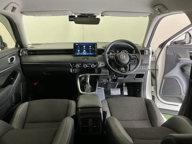 ドライバーを中心に自然に手が届く位置にＡＴセレクトレバーやエアコン、様々な操作スイッチなどを配置、操作性に優れています