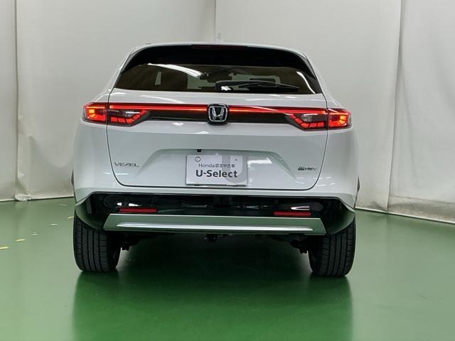 汚れが付着しやすいリヤガラスにはリヤワイパーが付いています。フロントのワイパーがＯＮの時はシフトレバーをリバースに入れるとリヤワイパーがリンクして作動、クリヤーな視界が保てます。