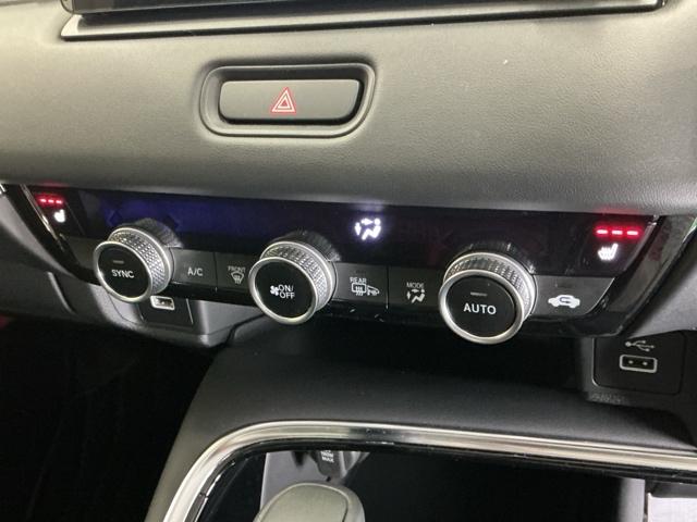 運転席／助手席シートヒーターで寒い日もすぐに温かくなり快適に過ごせます。３段階の温度調整が可能です