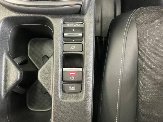 パーキングブレーキはスマートな電子制御式と合わせて渋滞時等にブレーキペダルから足を離しても停車状態を保持してくれるオートブレーキホールド機能で運転が楽になります。スタートはアクセルペダルを踏むだけ