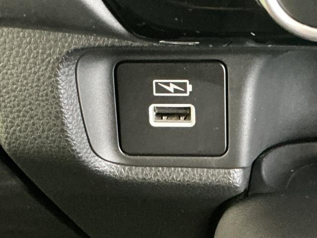 ２．５アンペア急速ＵＳＢチャージャー搭載。スマートフォンなどの充電にとっても便利です