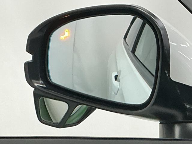 ブラインドスポットインフォメーションは走行中、斜め後ろに車両を感知すると、ドアミラー上のマークを点灯してお知らせします