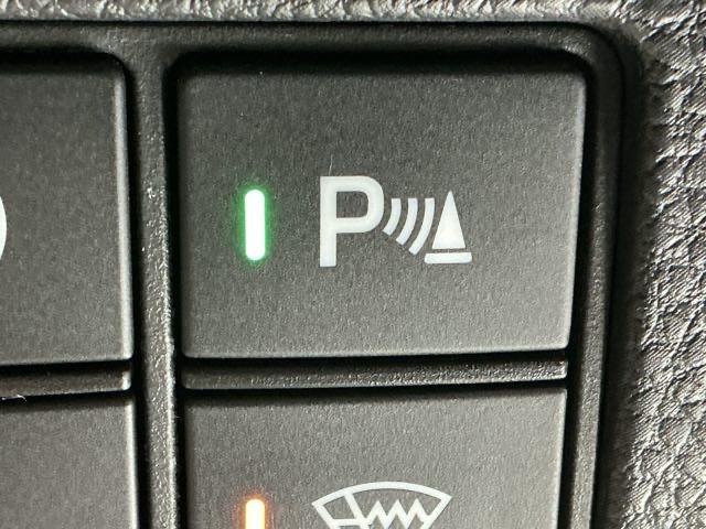 パーキングセンサーシステムは走行中に障害物が迫ると音と表示でお知らせ、低速走行時時の安心感を高めます