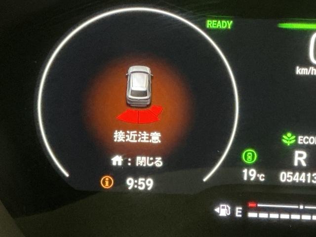 パーキングセンサーシステムは走行中に障害物が迫ると音と表示でお知らせ、低速走行時時の安心感を高めます