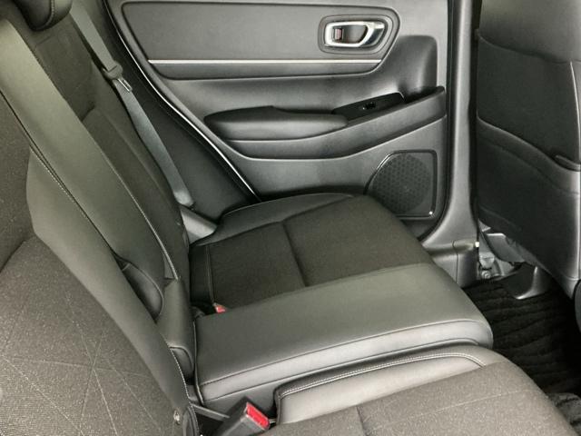 フラットな床と膝回りや頭上スペースなど十分な広さがあります