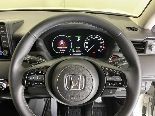 ステアリング右手側に安全運転支援機能のホンダセンシングをコントロールするスイッチ、左手側にオーディオ関連のコントロールスイッチを配置、視線を逸らすことなく運転に集中できます