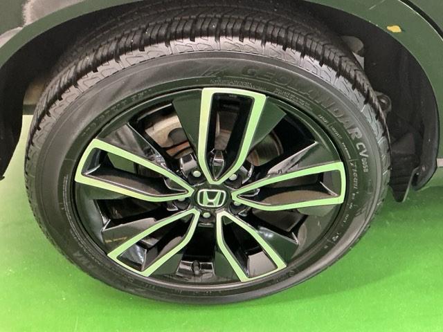 純正アルミホイールです。足元が引き立つので、車全体のイメージがアップしますよ！