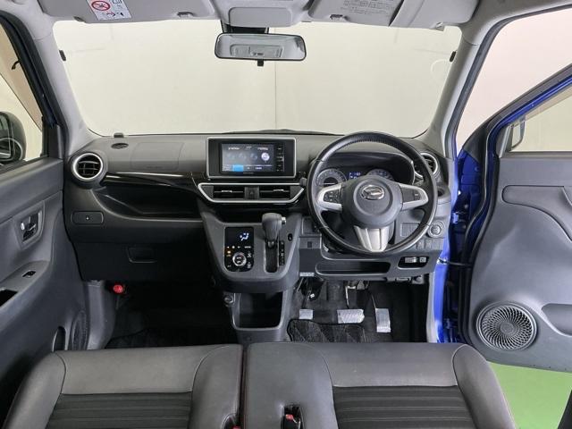 ドライバーを中心に自然に手が届く位置にＡＴセレクトレバーやエアコン、様々な操作スイッチなどを配置、操作性に優れています