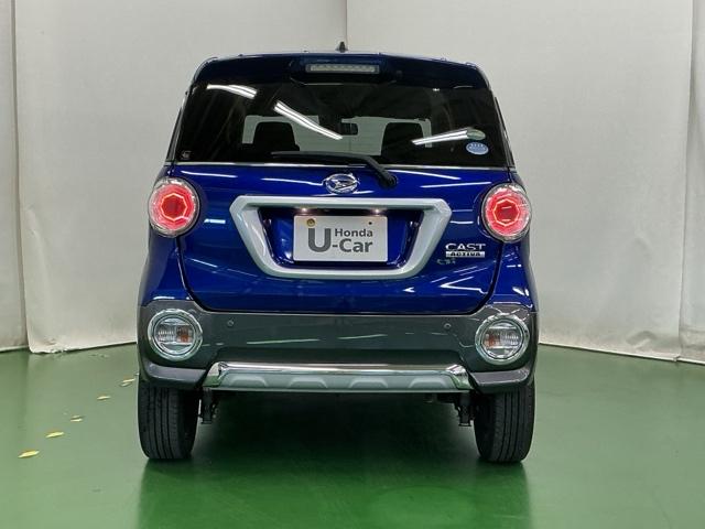 汚れが付着しやすいリヤガラスにはリヤワイパーが付いています。フロントのワイパーがＯＮの時はシフトレバーをリバースに入れるとリヤワイパーがリンクして作動、クリヤーな視界が保てます。