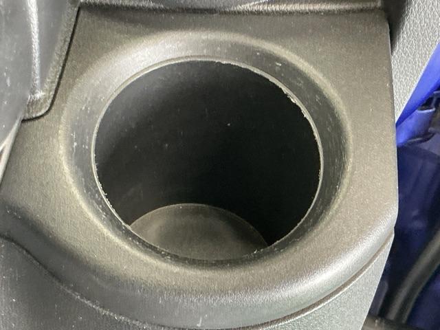 ドリンクホルダー／小物入れにもなって便利です