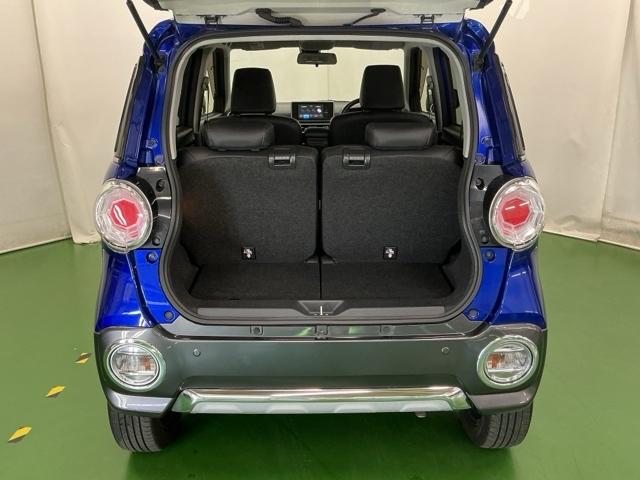 リクライニングの角度が調整できたり折りたたんだり、いろいろな使い方ができる広くて使い勝手のいい荷室。※一部、角度調整などができない車種もございます