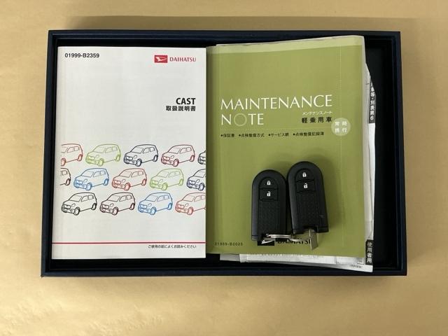 メンテナンスノート【点検整備記録簿・保証書】、取説も揃ってます。スマートキーはバッグなどにしまったままボタン操作でエンジンの始動・停止ができて大変便利です