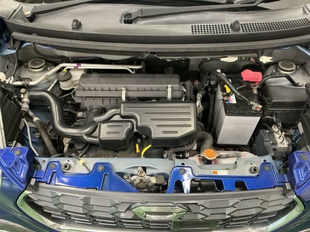 エンジンルームもきれいにクリーニングしています、きれいなエンジンだからこそ丁寧なメンテナンスが行き届きます