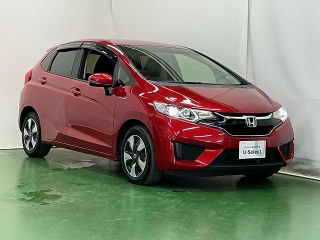 フィットハイブリッド Ｆパッケージコンフォートエディション　ナビ　Ｒカメラ　ブルートゥース　フルセグ　セキュリティアラーム　リアカメラ　ＥＴＣ車載器　エアコン　スマートキー　アイドリングストップ　キーレス　ＬＥＤ　ＶＳＡ　前席シートヒーター　ＡＢＳ　ＤＶＤ再生（7枚目）