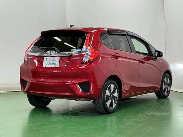 フィットハイブリッド Ｆパッケージコンフォートエディション　ナビ　Ｒカメラ　ブルートゥース　フルセグ　セキュリティアラーム　リアカメラ　ＥＴＣ車載器　エアコン　スマートキー　アイドリングストップ　キーレス　ＬＥＤ　ＶＳＡ　前席シートヒーター　ＡＢＳ　ＤＶＤ再生（8枚目）