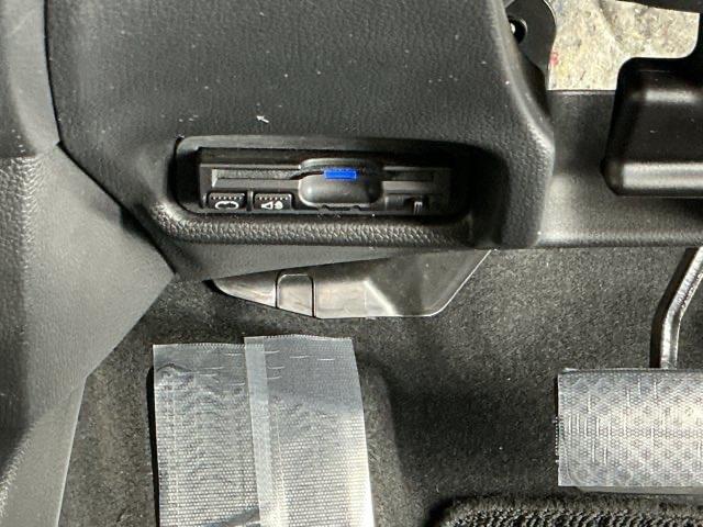 フィットハイブリッド Ｆパッケージコンフォートエディション　ナビ　Ｒカメラ　ブルートゥース　フルセグ　セキュリティアラーム　リアカメラ　ＥＴＣ車載器　エアコン　スマートキー　アイドリングストップ　キーレス　ＬＥＤ　ＶＳＡ　前席シートヒーター　ＡＢＳ　ＤＶＤ再生（13枚目）