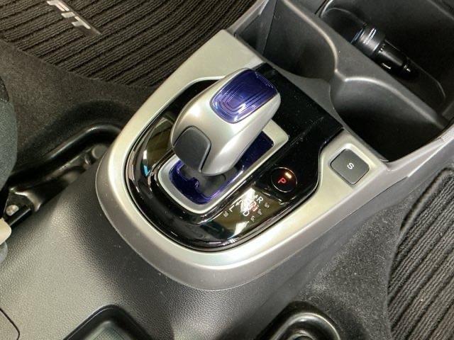 フィットハイブリッド Ｆパッケージコンフォートエディション　ナビ　Ｒカメラ　ブルートゥース　フルセグ　セキュリティアラーム　リアカメラ　ＥＴＣ車載器　エアコン　スマートキー　アイドリングストップ　キーレス　ＬＥＤ　ＶＳＡ　前席シートヒーター　ＡＢＳ　ＤＶＤ再生（16枚目）