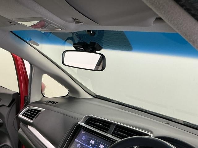 フィットハイブリッド Ｆパッケージコンフォートエディション　ナビ　Ｒカメラ　ブルートゥース　フルセグ　セキュリティアラーム　リアカメラ　ＥＴＣ車載器　エアコン　スマートキー　アイドリングストップ　キーレス　ＬＥＤ　ＶＳＡ　前席シートヒーター　ＡＢＳ　ＤＶＤ再生（25枚目）