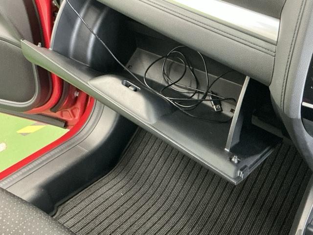 フィットハイブリッド Ｆパッケージコンフォートエディション　ナビ　Ｒカメラ　ブルートゥース　フルセグ　セキュリティアラーム　リアカメラ　ＥＴＣ車載器　エアコン　スマートキー　アイドリングストップ　キーレス　ＬＥＤ　ＶＳＡ　前席シートヒーター　ＡＢＳ　ＤＶＤ再生（48枚目）