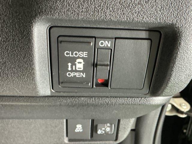 N-BOXカスタム ベースグレード ドラレコ ナビ Rカメラ ブルートゥース USB接続 CMBS Dレコ ベンチシート オートエアコン スマートキ LED 盗難防止装置 クルコン ETC バックカメラ フルセグTV パワーステアリング(28枚目)