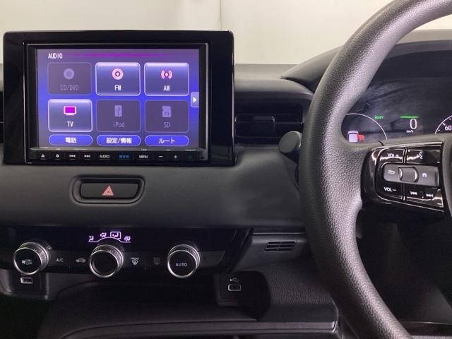 ヴェゼル ｅ：ＨＥＶＸ　ナビ　Ｒカメラ　ブルートゥース　フルセグＴＶ　前後障害物センサー　ＡＡＣ　イモビライザー　スマ－トキ－　誤発進抑制　ＰＷ　リアカメラ　クルコン　ＥＳＣ　ＥＴＣ装備　キーフリー　ＬＥＤヘッドランプ　ＰＳ（3枚目）
