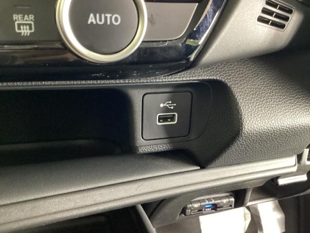 ヴェゼル ｅ：ＨＥＶＸ　ナビ　Ｒカメラ　ブルートゥース　フルセグＴＶ　前後障害物センサー　ＡＡＣ　イモビライザー　スマ－トキ－　誤発進抑制　ＰＷ　リアカメラ　クルコン　ＥＳＣ　ＥＴＣ装備　キーフリー　ＬＥＤヘッドランプ　ＰＳ（16枚目）