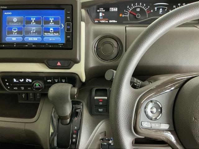 �z���_�����������[�i�r���ڂȂ̂ŁA�����ւ̃h���C�u�����C���������I�X�e�A�����O���葤�ɃI�[�f�B�I�֘A�̃R���g���[���X�C�b�`��z�u���Ă��܂��B���쎞�͎�������炷���ƂȂ��^�]�ɏW���ł��܂�