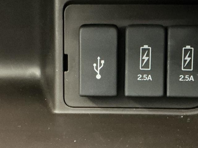 �t�r�a���͒[�q���Ă܂��B�t�r�a��������ڑ����ĉ��y�t�@�C���A�摜�t�@�C���A����t�@�C���Ȃǂ��i�r��ʂŊy���߂܂��@���ꕔ�̃f�B�X�v���C�I�[�f�B�I�A�b�c�`���[�i�[�̏ꍇ�͉��y�t�@�C���݂̂ƂȂ�܂�