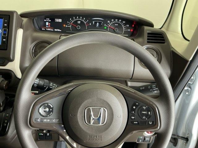 �X�e�A�����O�E�葤�Ɉ��S�^�]�x���@�\�̃z���_�Z���V���O���R���g���[������X�C�b�`�A���葤�ɃI�[�f�B�I�֘A�̃R���g���[���X�C�b�`��z�u�A��������炷���ƂȂ��^�]�ɏW���ł��܂�