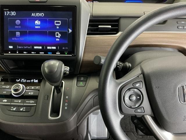 �z���_�����������[�i�r���ڂȂ̂ŁA�����ւ̃h���C�u�����C���������I�X�e�A�����O���葤�ɃI�[�f�B�I�֘A�̃R���g���[���X�C�b�`��z�u���Ă��܂��B���쎞�͎�������炷���ƂȂ��^�]�ɏW���ł��܂�