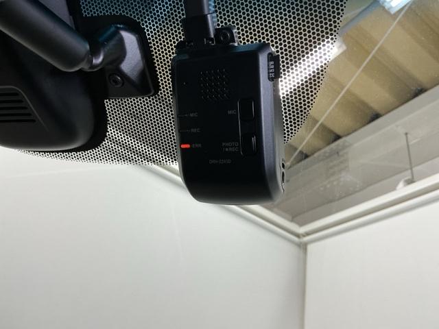 �܂����I�̎��̂��߂Ƀh���C�u���R�[�_�[�������Ă��܂��B�Փ˂����m����ƈ�莞�ԉ摜�������ۑ��ł���̂ň��S�ł�