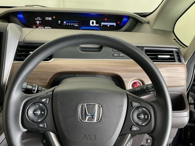 �X�e�A�����O�E�葤�Ɉ��S�^�]�x���@�\�̃z���_�Z���V���O���R���g���[������X�C�b�`�A���葤�ɃI�[�f�B�I�֘A�̃R���g���[���X�C�b�`��z�u�A��������炷���ƂȂ��^�]�ɏW���ł��܂�